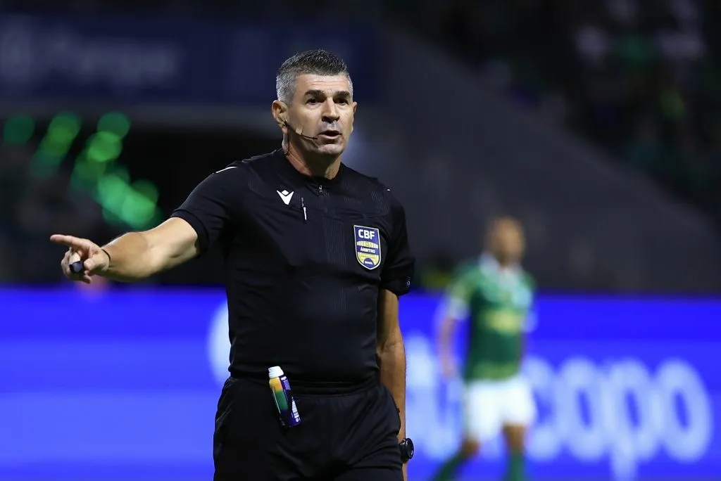 SP – SAO PAULO – 08/11/2024 – BRASILEIRO A 2024, PALMEIRAS X GREMIO – O arbitro Marcelo de Lima Henrique durante partida entre Palmeiras e Gremio no estadio Arena Allianz Parque pelo campeonato Brasileiro A 2024. Foto: Marcello Zambrana/AGIF