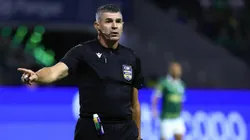 SP - SAO PAULO - 08/11/2024 - BRASILEIRO A 2024, PALMEIRAS X GREMIO - O arbitro Marcelo de Lima Henrique durante partida entre Palmeiras e Gremio no estadio Arena Allianz Parque pelo campeonato Brasileiro A 2024.