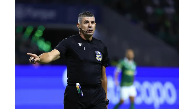 SP - SAO PAULO - 08/11/2024 - BRASILEIRO A 2024, PALMEIRAS X GREMIO - O arbitro Marcelo de Lima Henrique durante partida entre Palmeiras e Gremio no estadio Arena Allianz Parque pelo campeonato Brasileiro A 2024.