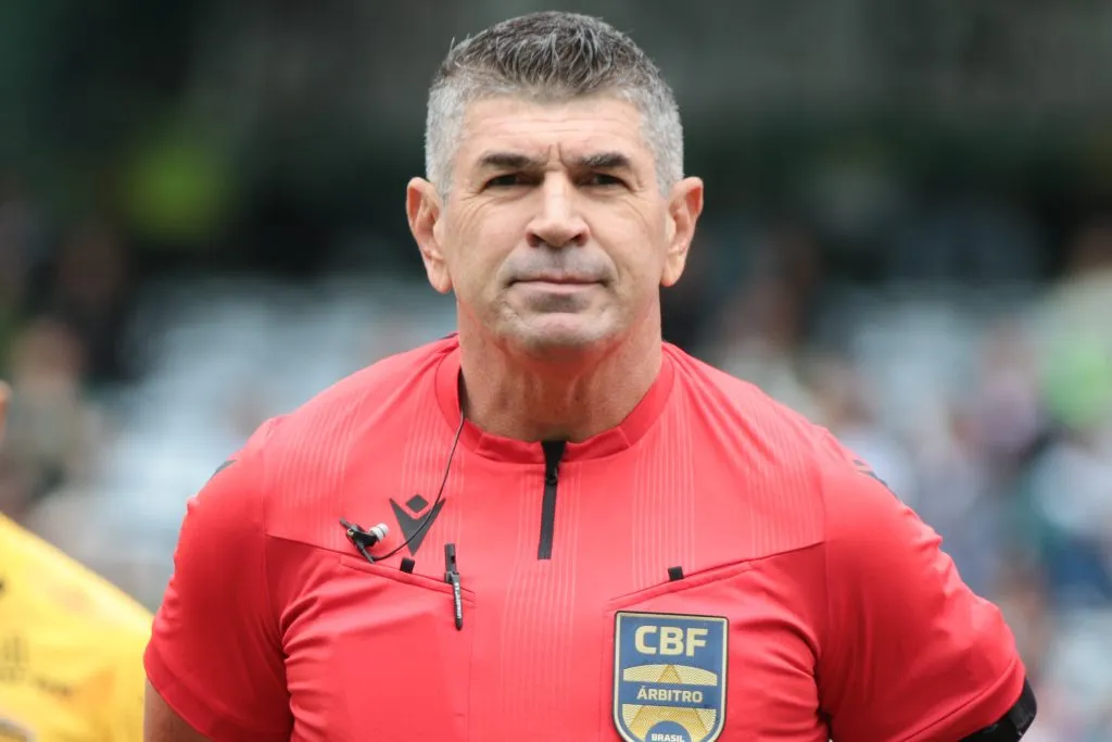O árbitro Marcelo de Lima Henrique durante partida entre Coritiba e Amazonas no estádio Couto Pereira pelo campeonato Brasileiro B 2024. Foto: Robson Mafra/AGIF