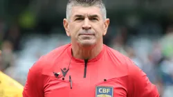 O árbitro Marcelo de Lima Henrique foi afastado pela CBF por tempo indeterminado por atuação em Inter x Cruzeiro. VAR Daiane Muniz também acabou punida - Foto: Robson Mafra/AGIF