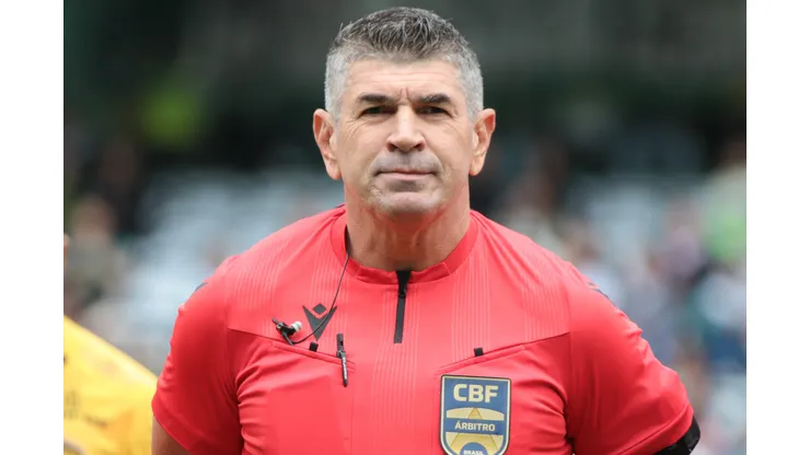 O árbitro Marcelo de Lima Henrique foi afastado pela CBF por tempo indeterminado por atuação em Inter x Cruzeiro. VAR Daiane Muniz também acabou punida - Foto: Robson Mafra/AGIF