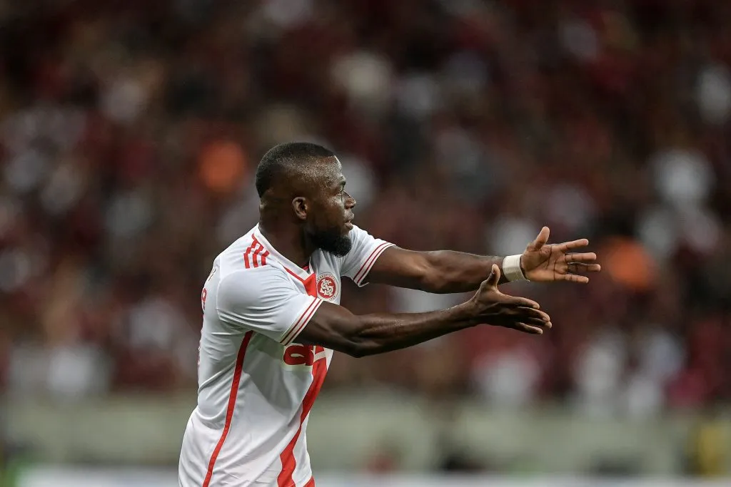 Valencia em campo pelo Inter – Foto: Thiago Ribeiro/AGIF