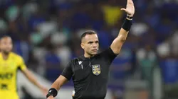O árbitro Alex Gomes Stefano durante partida entre Cruzeiro e Mirassol no estádio Mineirão pelo campeonato Brasileiro A 2025. Foto: Gilson Lobo/AGIF