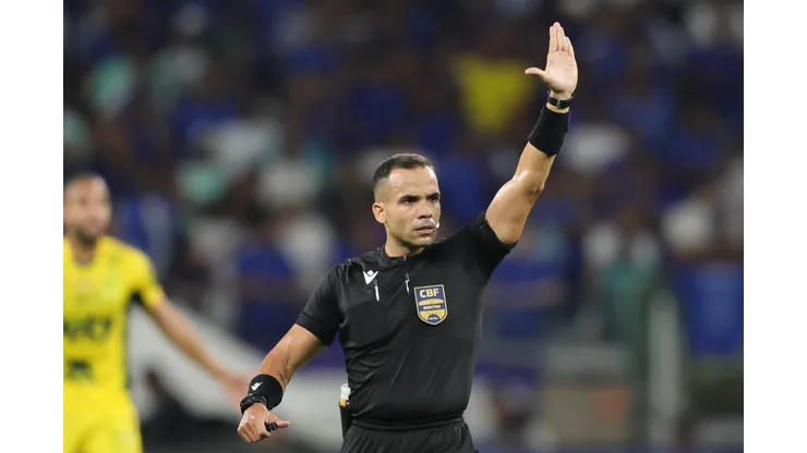 O árbitro Alex Gomes Stefano durante partida entre Cruzeiro e Mirassol no estádio Mineirão pelo campeonato Brasileiro A 2025. Foto: Gilson Lobo/AGIF