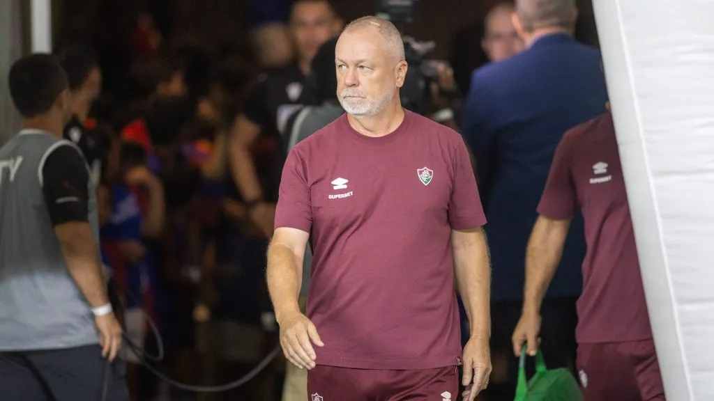 mano Menezes técnico do Fluminense durante partida contra o Fortaleza no estádio Arena Castelão pelo campeonato Brasileiro A 2025. Foto: Baggio Rodrigues/AGIF