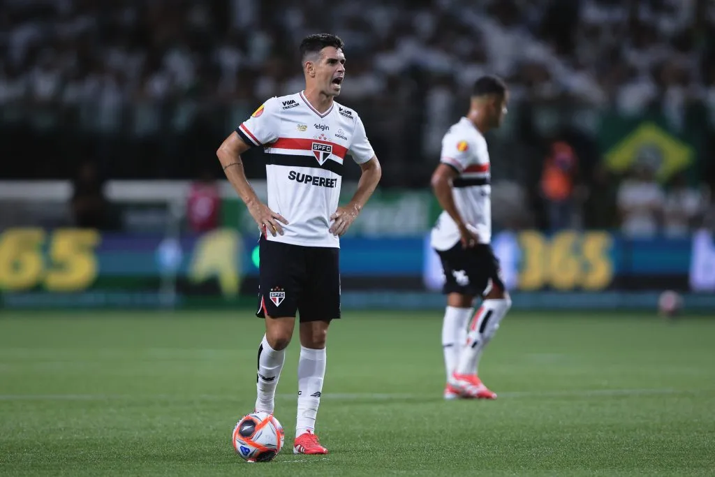Oscar em campo pelo São Paulo – Foto: Ettore Chiereguini/AGIF