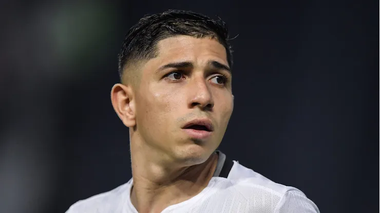 Savarino jogador do Botafogo durante partida contra o Vasco no estádio São Januário pelo campeonato Carioca 2025.