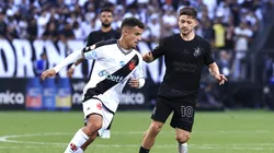 SP - SAO PAULO - 24/11/2024 - BRASILEIRO A 2024, CORINTHIANS X VASCO - Garro jogador do Corinthians disputa lance com Philippe Coutinho jogador do Vasco durante partida no estadio Arena Corinthians pelo campeonato Brasileiro A 2024. Foto: Marcello Zambrana/AGIF