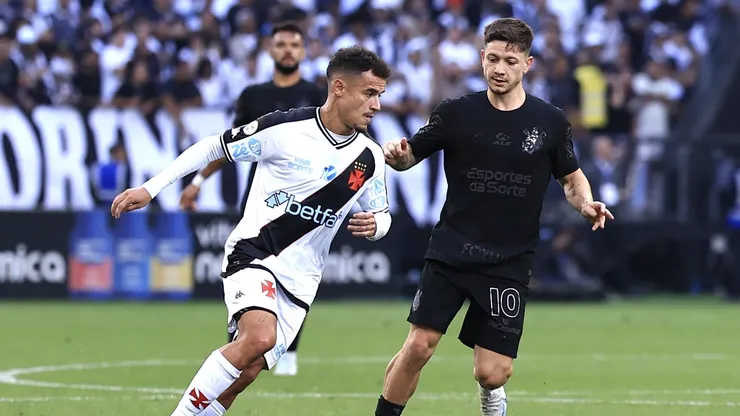 SP - SAO PAULO - 24/11/2024 - BRASILEIRO A 2024, CORINTHIANS X VASCO - Garro jogador do Corinthians disputa lance com Philippe Coutinho jogador do Vasco durante partida no estadio Arena Corinthians pelo campeonato Brasileiro A 2024. Foto: Marcello Zambrana/AGIF