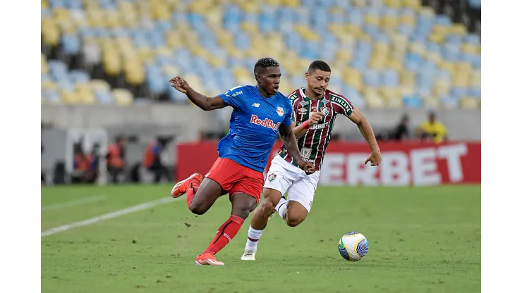 RJ - RIO DE JANEIRO - 13/04/2024 - BRASILEIRO A 2024, FLUMINENSE X BRAGANTINO - Andre jogador do Fluminense disputa lance com Mosquera jogador do Bragantino durante partida no estadio Maracana pelo campeonato Brasileiro A 2024. Foto: Thiago Ribeiro/AGIF