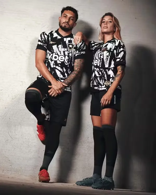 Alex Telles e Duda Santin