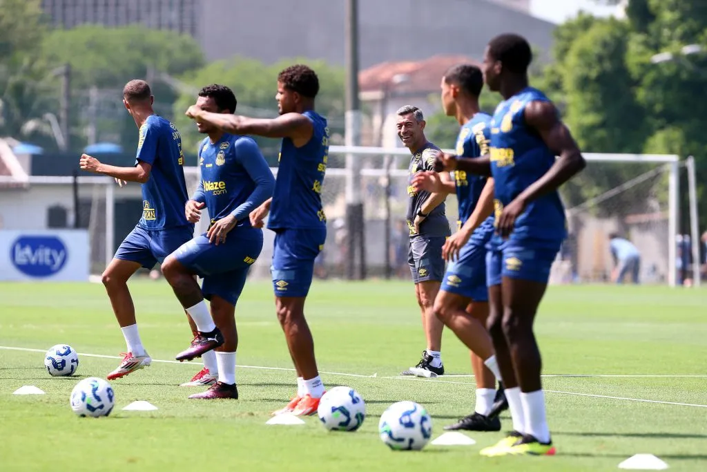 Equipe do Santos durante treino no CT Rei Pelé. Foto: Mauricio De Souza/AGIF