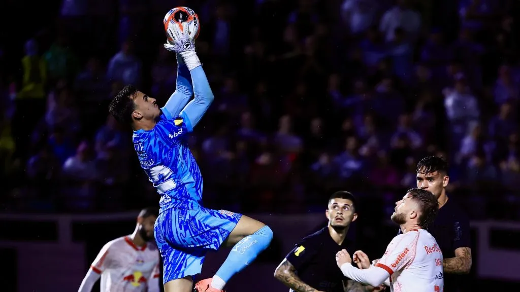 Matheus Donelli goleiro do Corinthians durante partida contra o Bragantino no estádio Nabi Abi Chedid pelo campeonato Paulista 2025. Foto: Marcello Zambrana/AGIF