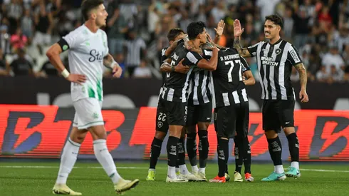 Jogadores do Botafogo comemorando duelo contra o Juventude em 2024 - Foto: Thiago Ribeiro/AGIF