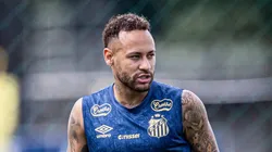 Neymar durante treino no Santos