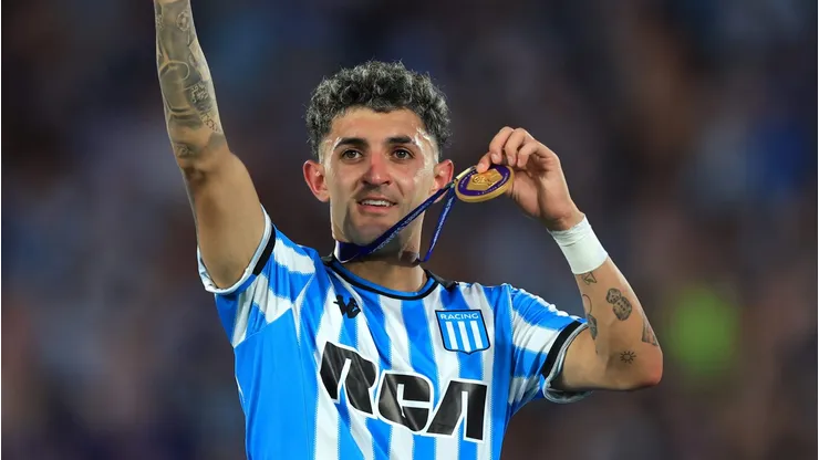 Martirena com a medalha de campeão da Sul-Americana