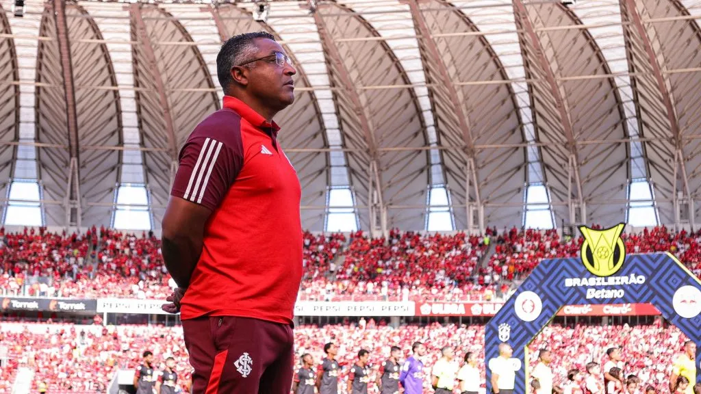 Roger Machado em jogo diante do RB Bragantino, pelo Campeonato Brasileiro de 2024. Foto: Maxi Franzoi/AGIF.