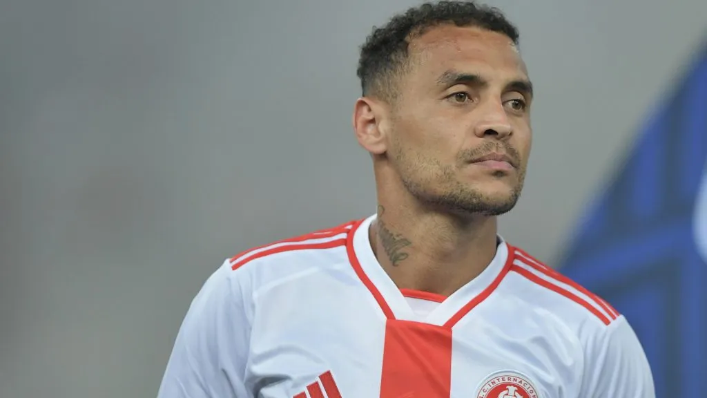 Alan Patrick defendendo o Internacional no Campeonato Brasileiro – Foto: Thiago Ribeiro/AGIF