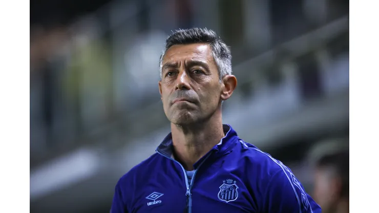 SP - SANTOS - 16/01/2025 - PAULISTA 2025, SANTOS X MIRASSOL - Pedro Caixinha ex-tecnico do Santos durante partida contra o Mirassol no estadio Vila Belmiro pelo campeonato Paulista 2025. Foto: Reinaldo Campos/AGIF