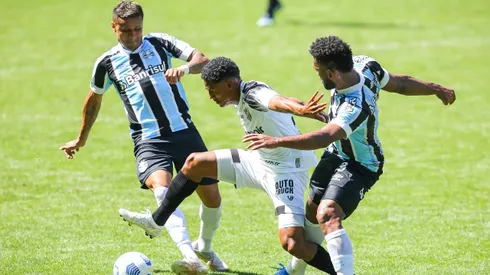 RS - Porto Alegre - 12/09/2021 - BRASILEIRO A 2021, GREMIO X CEARA - Borja e Everton jogadores do Gremio disputam lance com Gabriel Dias jogador do Ceara durante partida no estadio Arena do Gremio pelo campeonato Brasileiro A 2021. Foto: Pedro H. Tesch/AGIF