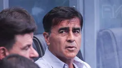 Quinteros toma decisão sobre o futuro do lateral.