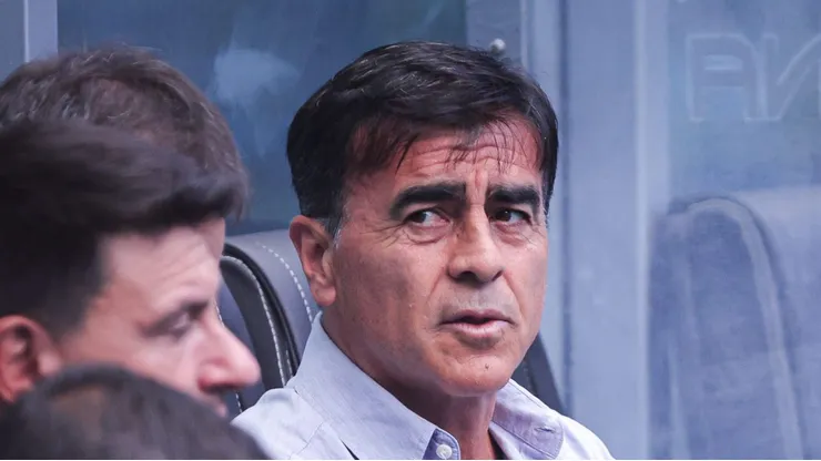 Quinteros toma decisão sobre o futuro do lateral.