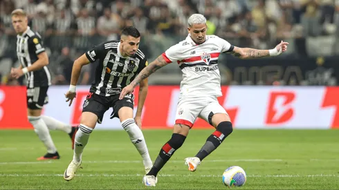 MG - BELO HORIZONTE - 12/09/2024 - COPA DO BRASIL 2024, ATLETICO-MG X SAO PAULO - Battaglia jogador do Atletico-MG disputa lance com Luciano jogador do Sao Paulo durante partida no estadio Arena MRV pelo campeonato Copa Do Brasil 2024. Foto: Gilson Lobo/AGIF