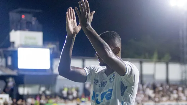 Foto: Lucas Gabriel Cardoso/AGIF – Luan Cândido vai precisar melhorar parte física para jogar no Grêmio.