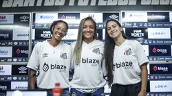 Evellyn, Giulia Giovanna e Larissa em apresentação na Vila Belmiro - Foto: Reinaldo Campos/ Santos F.C.