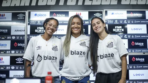 Evellyn, Giulia Giovanna e Larissa em apresentação na Vila Belmiro - Foto: Reinaldo Campos/ Santos F.C.