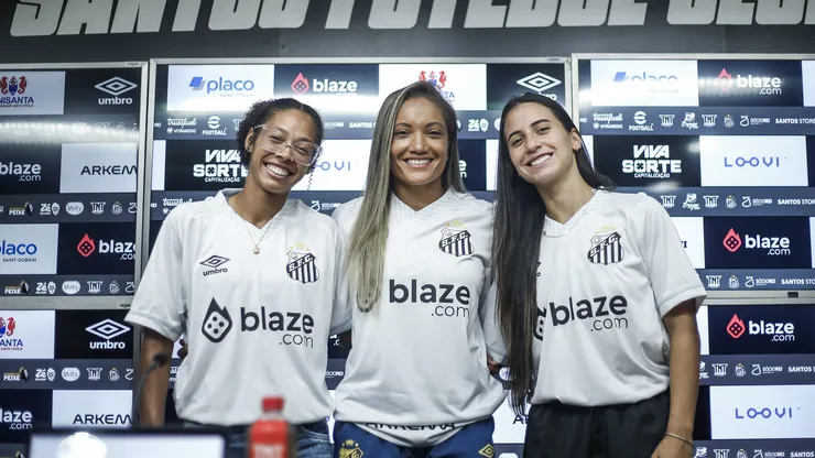 Evellyn, Giulia Giovanna e Larissa em apresentação na Vila Belmiro - Foto: Reinaldo Campos/ Santos F.C.