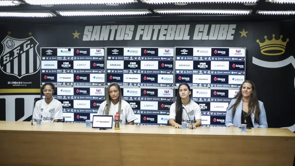 Evellyn, Laryh, Giulia e Thais Picarte em apresentação das Sereias da Vila