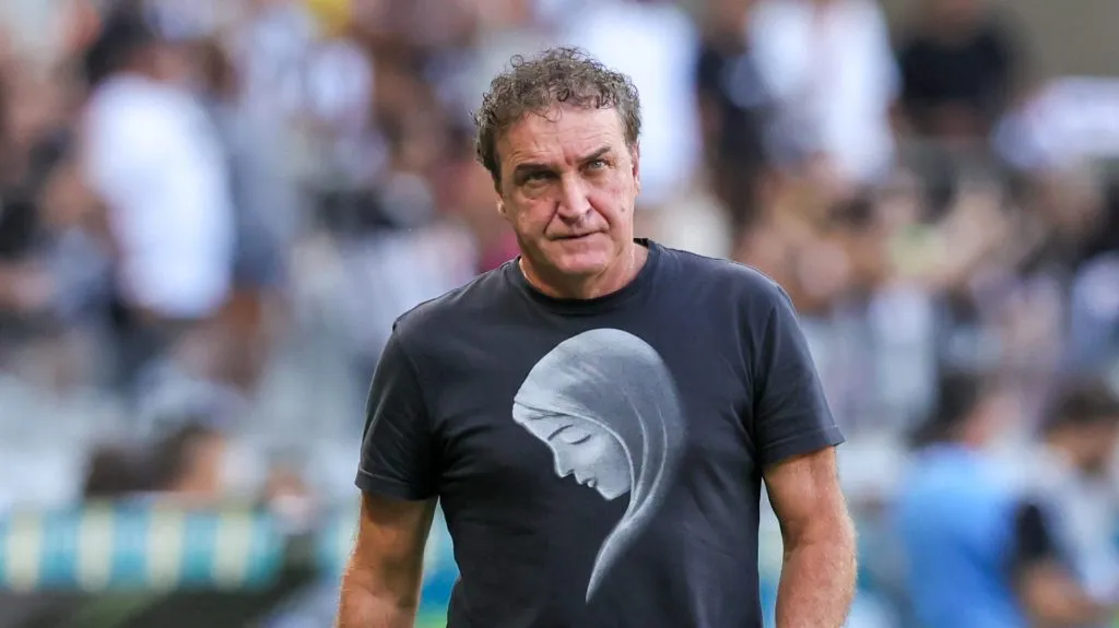 Treinador do Galo durante jogo do Mineiro