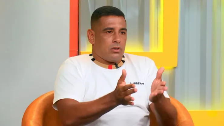 Diego Souza aprova o camisa 10 do Internacional.