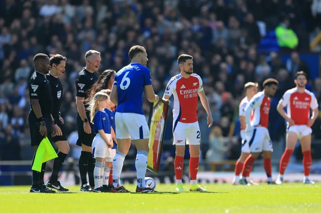 Volante foi titular diante do Everton. Photo by Carl Recine/Getty Images 