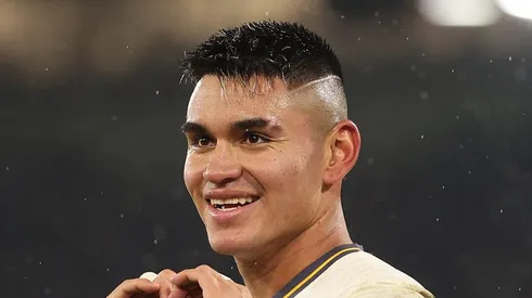 Meia comemorando gol com a camisa do time inglês.