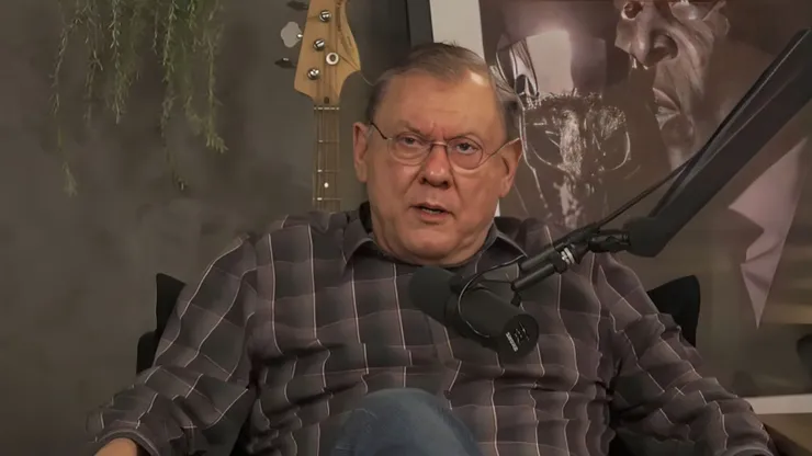 Milton Neves em entrevista ao podcast "Tomando Uma Com" - Foto: Reprodução/YouTube
