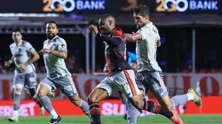SP - SAO PAULO - 23/11/2024 - BRASILEIRO A 2024, SAO PAULO X ATLETICO-MG - Andre Silva jogador do Sao Paulo disputa lance com Lyanco jogador do Atletico-MG durante partida no estadio Morumbi pelo campeonato Brasileiro A 2024. Foto: Marcello Zambrana/AGIF