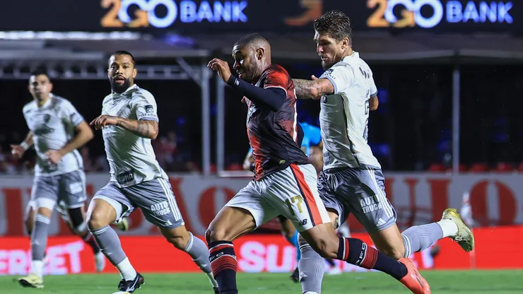 SP - SAO PAULO - 23/11/2024 - BRASILEIRO A 2024, SAO PAULO X ATLETICO-MG - Andre Silva jogador do Sao Paulo disputa lance com Lyanco jogador do Atletico-MG durante partida no estadio Morumbi pelo campeonato Brasileiro A 2024. Foto: Marcello Zambrana/AGIF