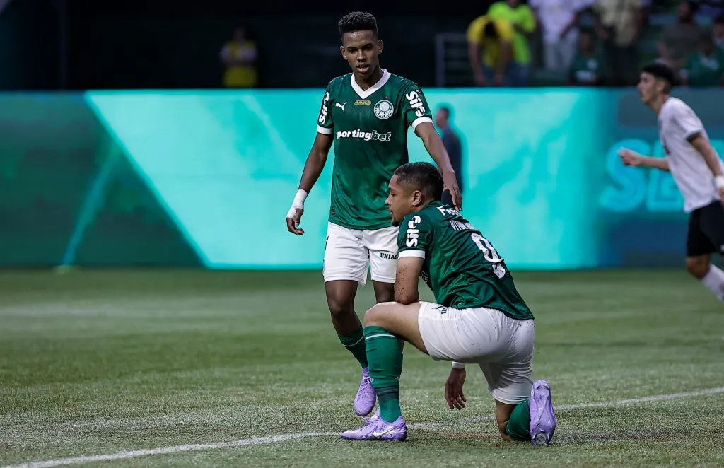 Estevao jogador do Palmeiras e Vitor Roque durante partida contra o Botafogo – Foto: Fabio Giannelli/AGIF