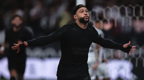 Memphis Depay comemorando gol pelo Corinthians no Campeonato Brasileiro A 2025. Foto: Ettore Chiereguini/AGIF