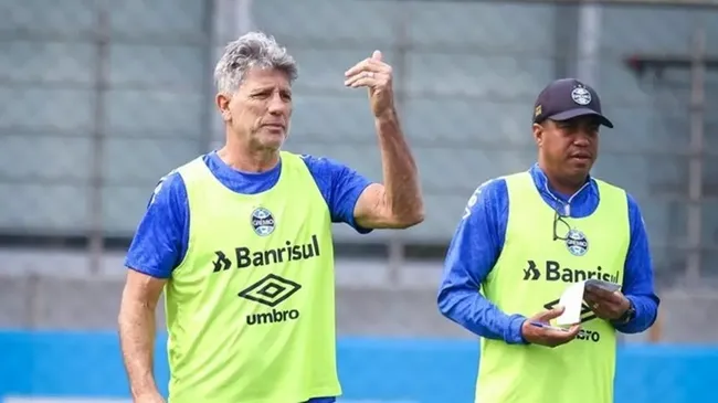 Em 2023, Salles integrou a comissão técnica de Renato Portaluppi no Grêmio, contribuindo para a conquista do Campeonato Gaúcho. Foto:  Lucas Uebel/Grêmio