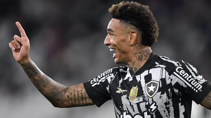 Igor Jesus, jogador do Botafogo, comemora seu gol durante partida contra o Juventude no estadio Engenhao pelo campeonato Brasileiro A 2025. Foto: Thiago Ribeiro/AGIF