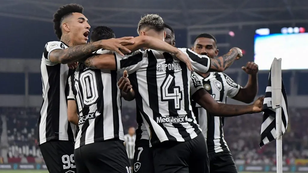 Botafogo comemorando gol no Estádio Nilton Santos. Foto: Thiago Ribeiro/AGIF