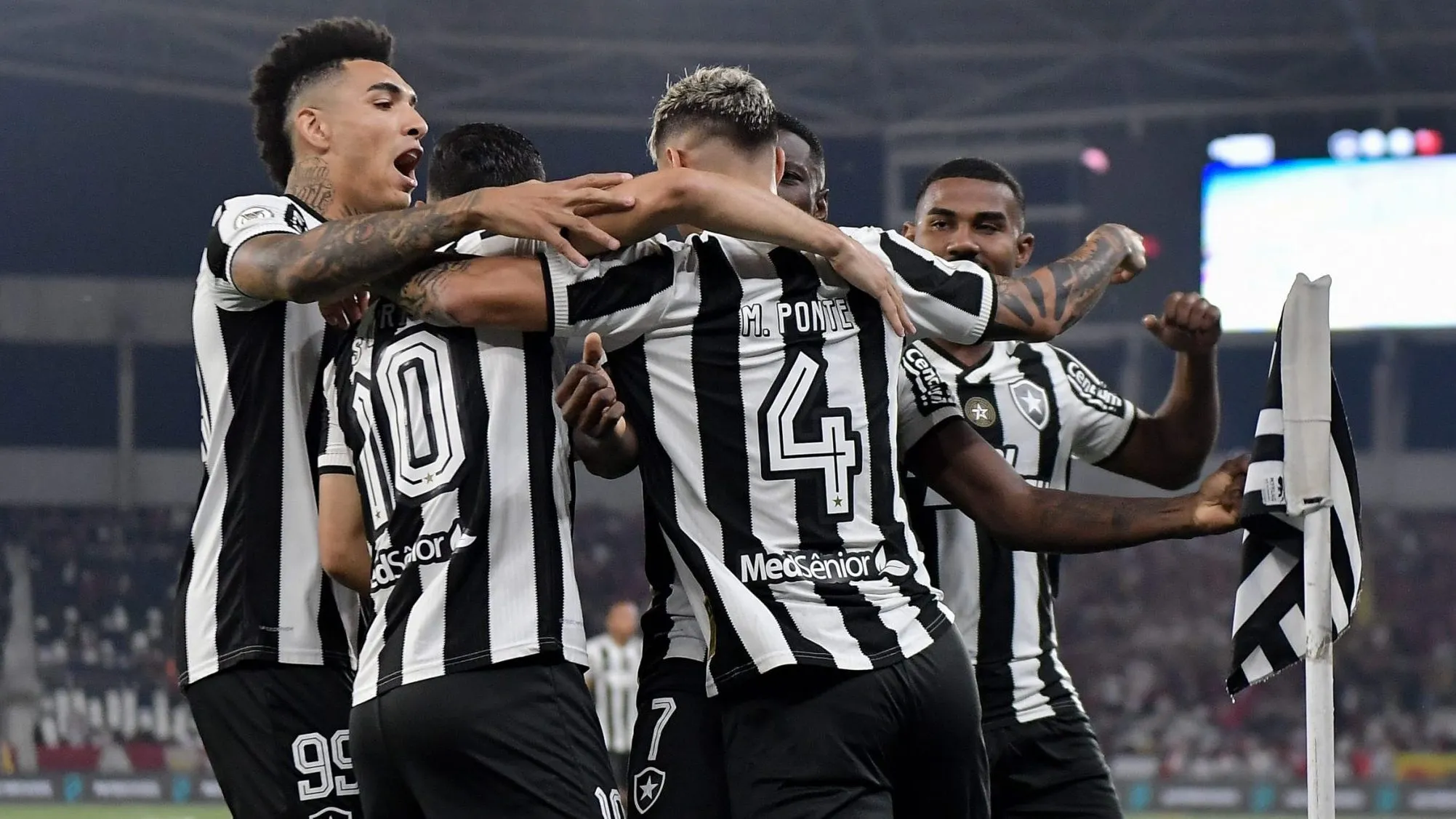 Mateo Ponte, comemora seu gol com Igor Jesus e companheiros de equipe durante partida contra o Juventude pelo campeonato Brasileiro A 2025. Foto: Thiago Ribeiro/AGIF