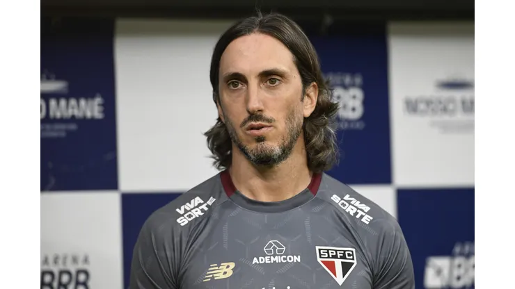 Luis Zubeldía técnico do São Paulo durante partida contra o Velo Clube no estádio Mane Garrincha pelo campeonato Paulista 2025. Foto: Mateus Bonomi/AGIF