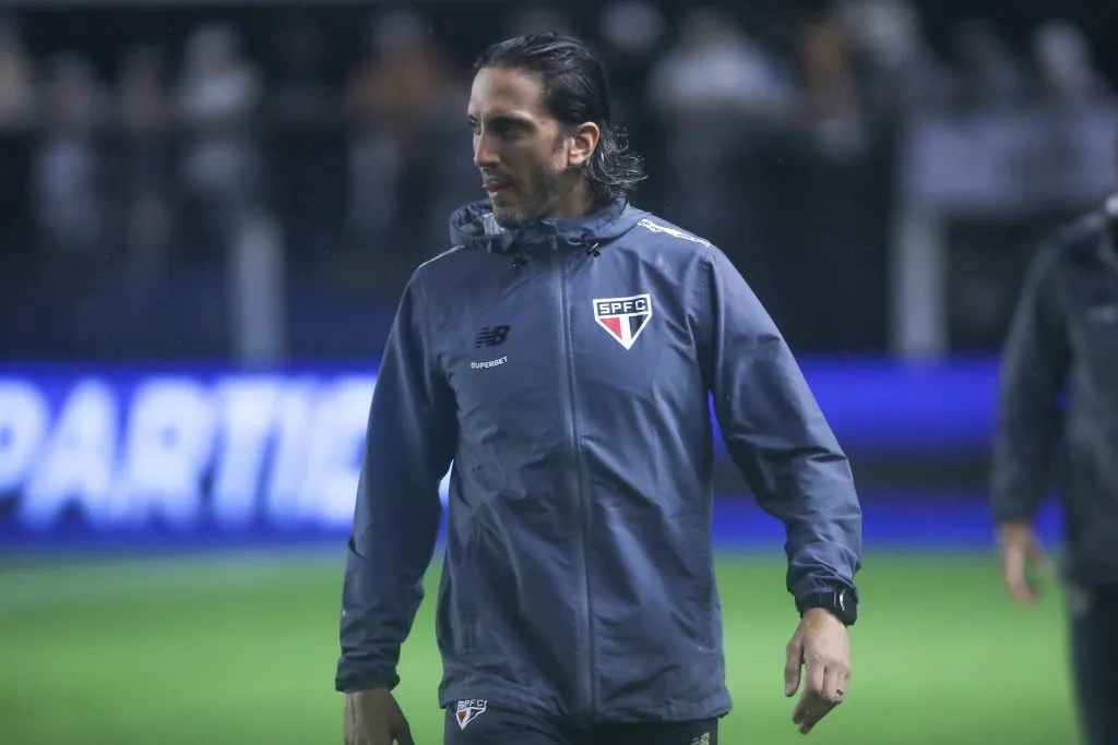 SP – SANTOS – 01/02/2025 – PAULISTA 2025, SANTOS X SAO PAULO – Zubeldia tecnico do Sao Paulo durante partida contra o Santos no estadio Vila Belmiro pelo campeonato Paulista 2025. Foto: Reinaldo Campos/AGIF