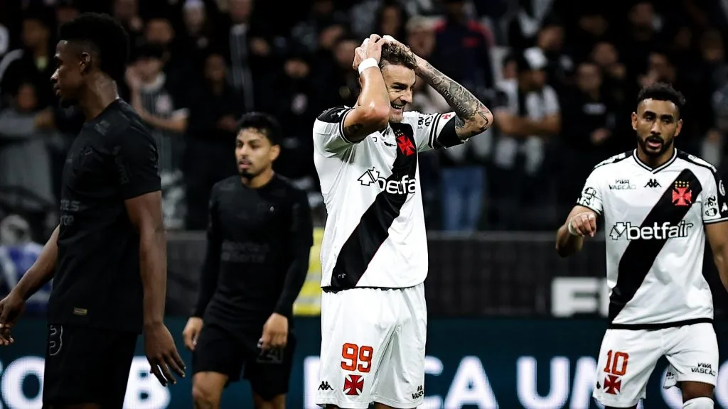 Vegetti, jogador do Vasco, lamenta durante partida contra o Corinthians, pelo Campeonato Brasileiro. Foto: Fabio Giannelli/AGIF.