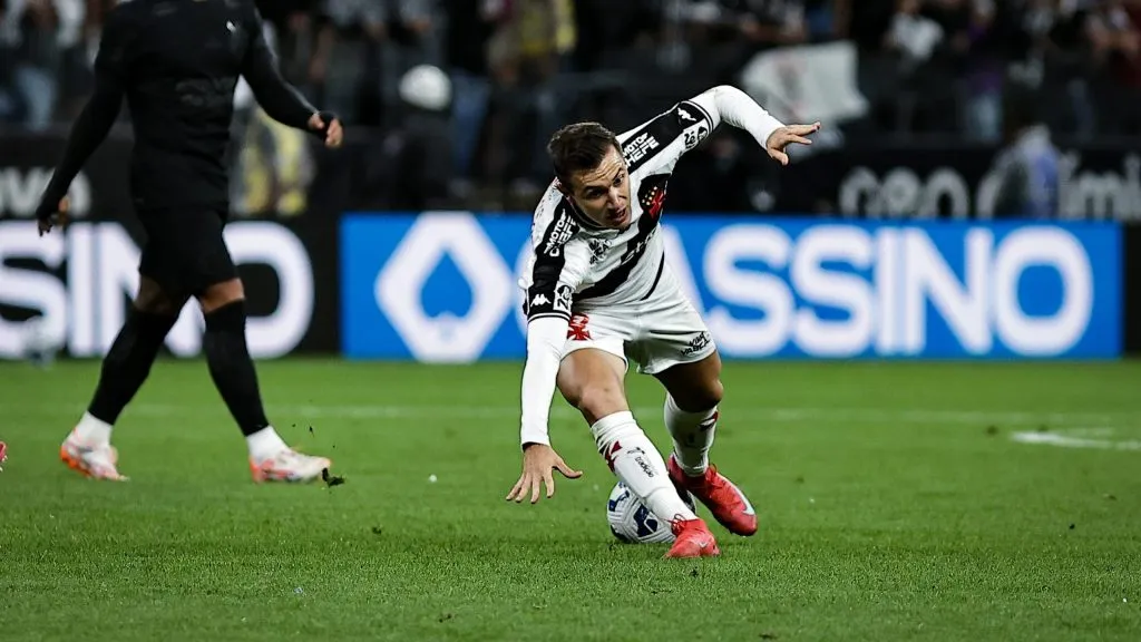 Lucas Piton, jogador do Vasco, durante partida contra o Corinthians, pelo Campeonato Brasileiro. Foto: Fabio Giannelli/AGIF.